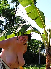 Outdoor BBW photo 4 of 8